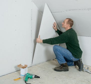 Käyttöullakko: Toisen kipsikerroksen kiinnittäminen päätyseinään Käyttöullakko: Asenna toinen kipsikerros päätyseinään